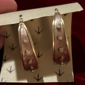 Stylish Goldtone and pearl taupe Earring hoops.